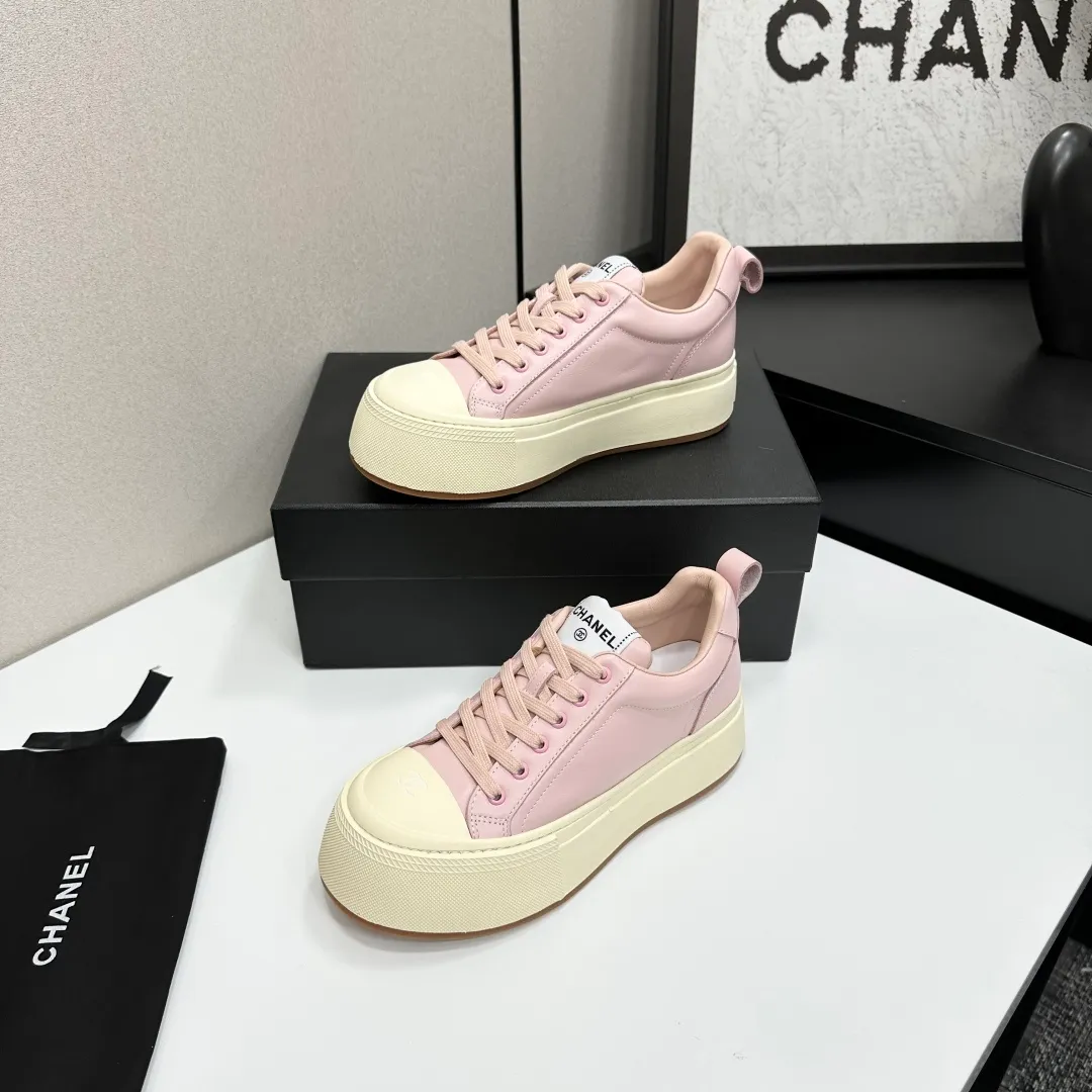 👟👟Ex-factory price 560👟👟Chanel Panda Shoes! 2025 counter's top casual sports shoes. This classic design; the upper is electro-embroidered with a variety of techniques; the outsole is fashionable and sporty; the unusual inclusion of a variety of color matching elements... The diversified mix and match is very good-looking and versatile, and can be used for leisure, fashion, sports, and outdoor... ꫛꫀꪝ Go➫ Materials: ❶Upper made of: original imported first-layer silk cowhide + original waterproof cloth + original first-layer cowhide ❷Inner lining: Breathable mesh ❸ Outsole based on: original TPU combination outsole, full set of boutique packaging for women 35–41